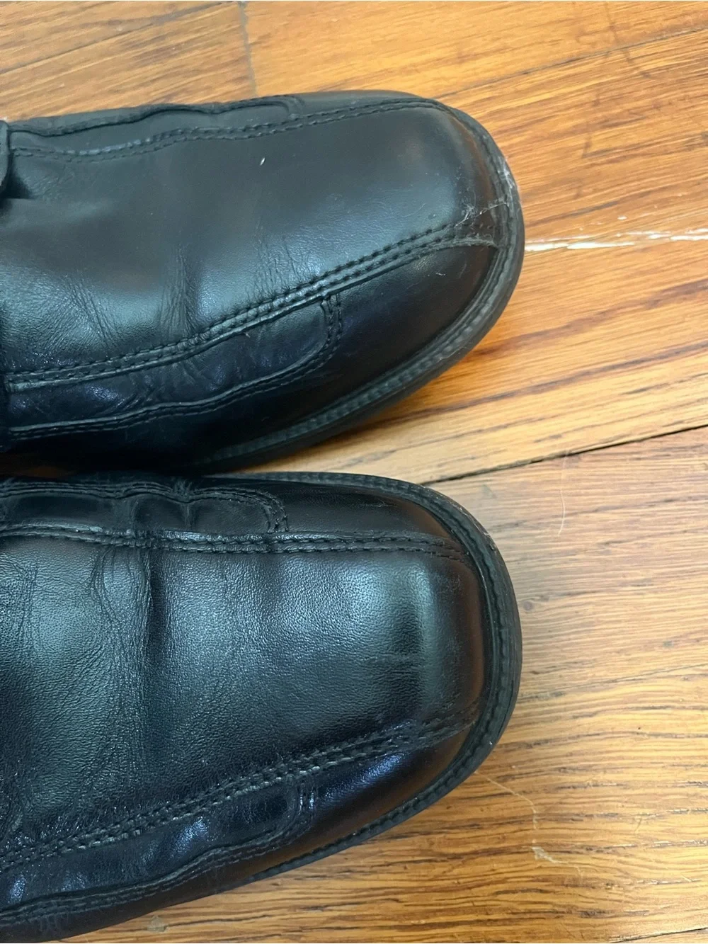 Clarks Men’s Black Leather Lace-Up Oxfords